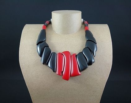 Collier Sculpture noir et rouge